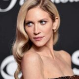 Brittany Snow dans un débardeur et un jean taille basse fait fondre les lesbiennes.