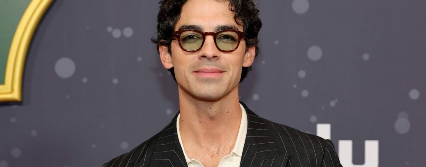 Joe Jonas montre son corps sexy dans un nouveau film de vacances et les gays se déchaînent