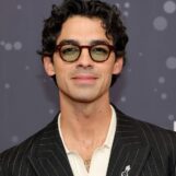 Joe Jonas montre son corps sexy dans un nouveau film de vacances et les gays se déchaînent