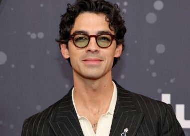 Joe Jonas montre son corps sexy dans un nouveau film de vacances et les gays se déchaînent