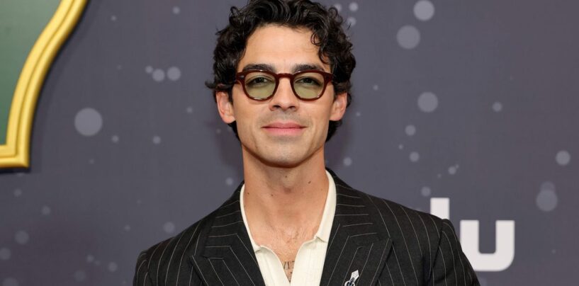 Joe Jonas montre son corps sexy dans un nouveau film de vacances et les gays se déchaînent