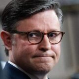 Plus de 200 législateurs exigent que le président Mike Johnson mette fin au discours déshumanisant anti-trans au Congrès