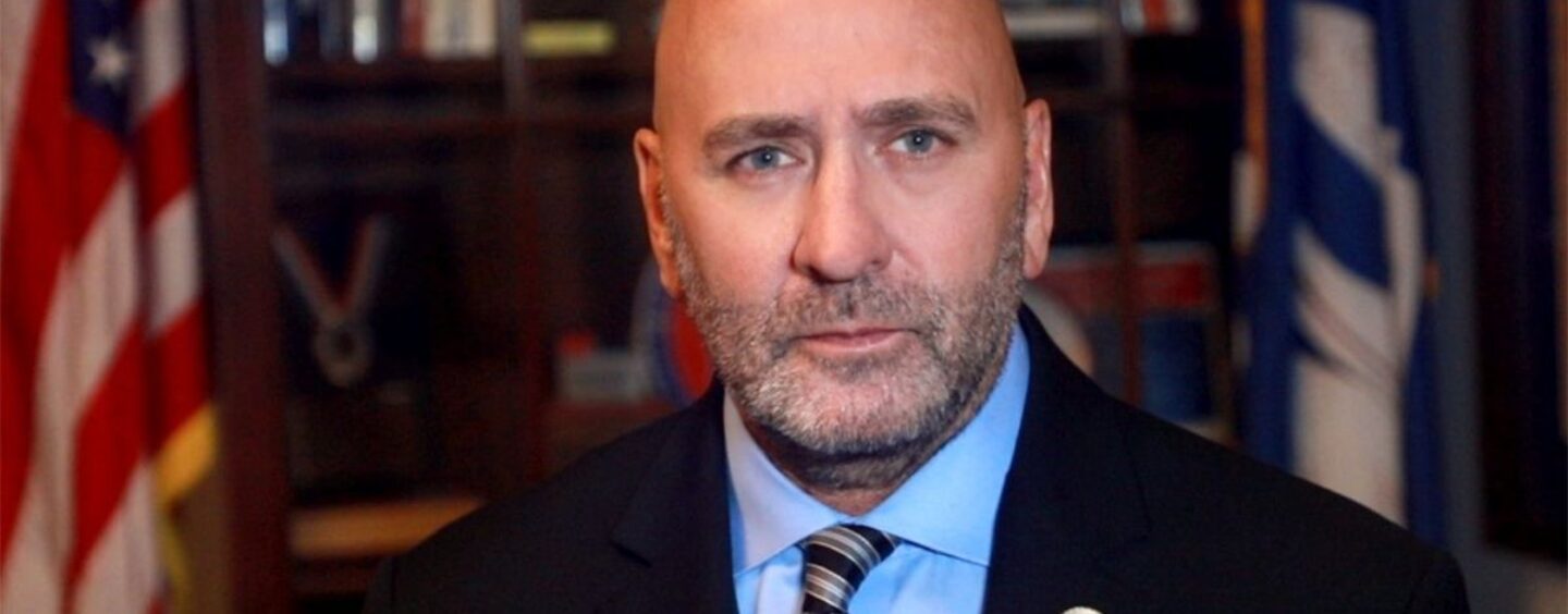 Tout sur le républicain anti-LGBTQ+ Clay Higgins, le seul vote contre Epstein, publie son dossier