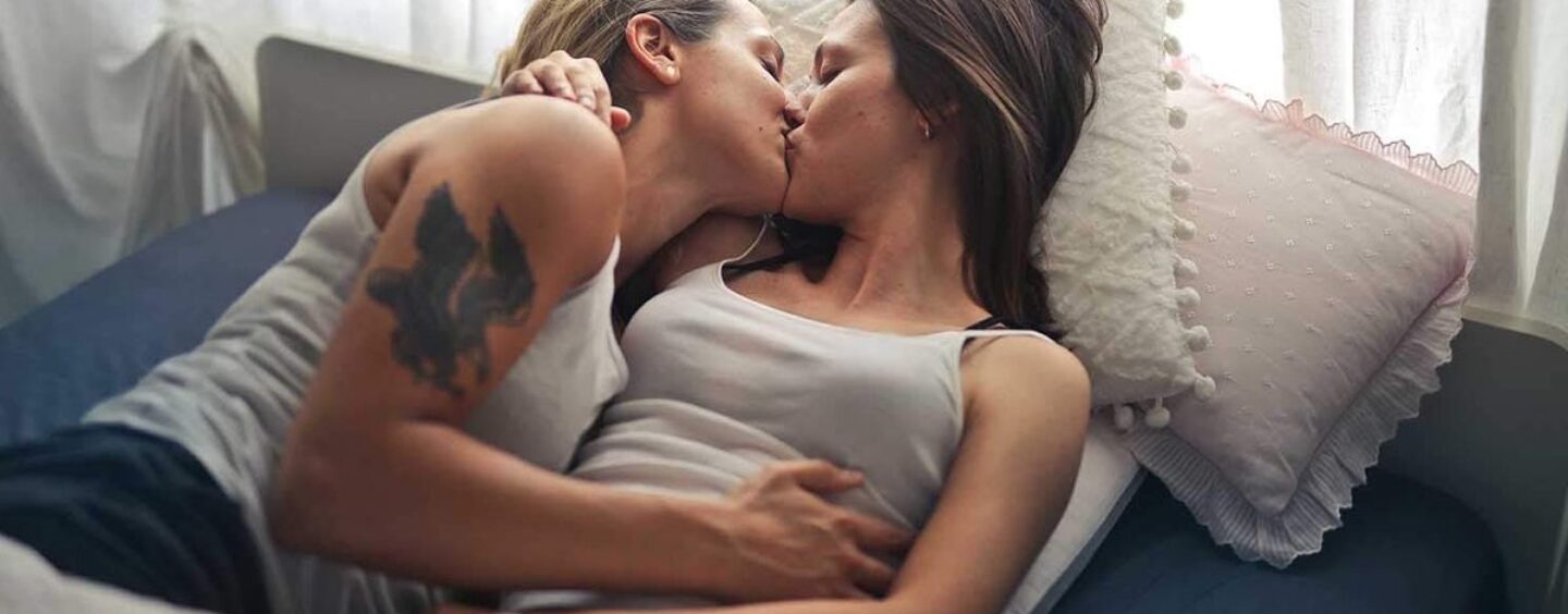 Débloquez un meilleur sexe saphique : 10 conseils pour atteindre un orgasme au point A par des experts du sexe LGBTQ+