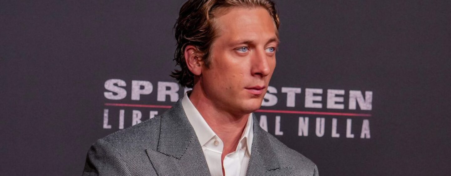 Jeremy Allen White montre son corps sexy dans une nouvelle séance photo torride