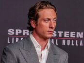 Jeremy Allen White montre son corps sexy dans une nouvelle séance photo torride