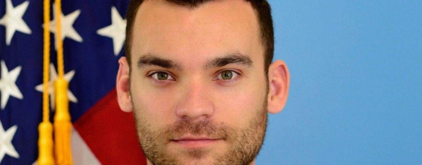 Un agent stagiaire décoré du FBI licencié à cause du drapeau de la fierté prévient que la nouvelle « peur de la lavande » se propage « comme une traînée de poudre »