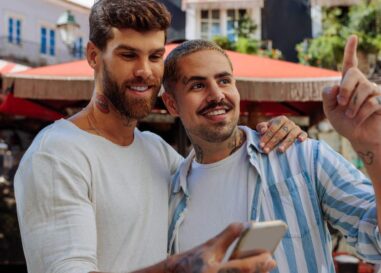 Qu'est-ce que « The Bird Theory » et fonctionne-t-elle également pour les couples LGBTQ+ ?