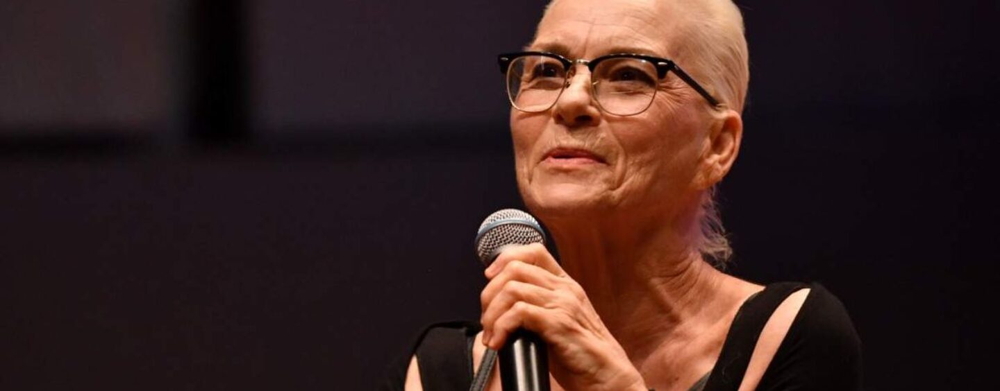 Susan Powter dit qu'elle est une « grande lesbienne » et donne ses plus gros conseils en matière de rencontres