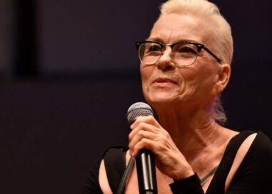 Susan Powter dit qu'elle est une « grande lesbienne » et donne ses plus gros conseils en matière de rencontres