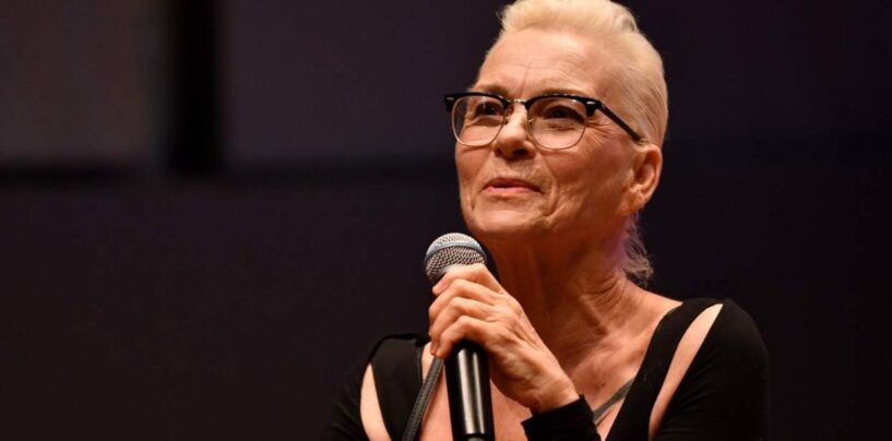 Susan Powter dit qu'elle est une « grande lesbienne » et donne ses plus gros conseils en matière de rencontres