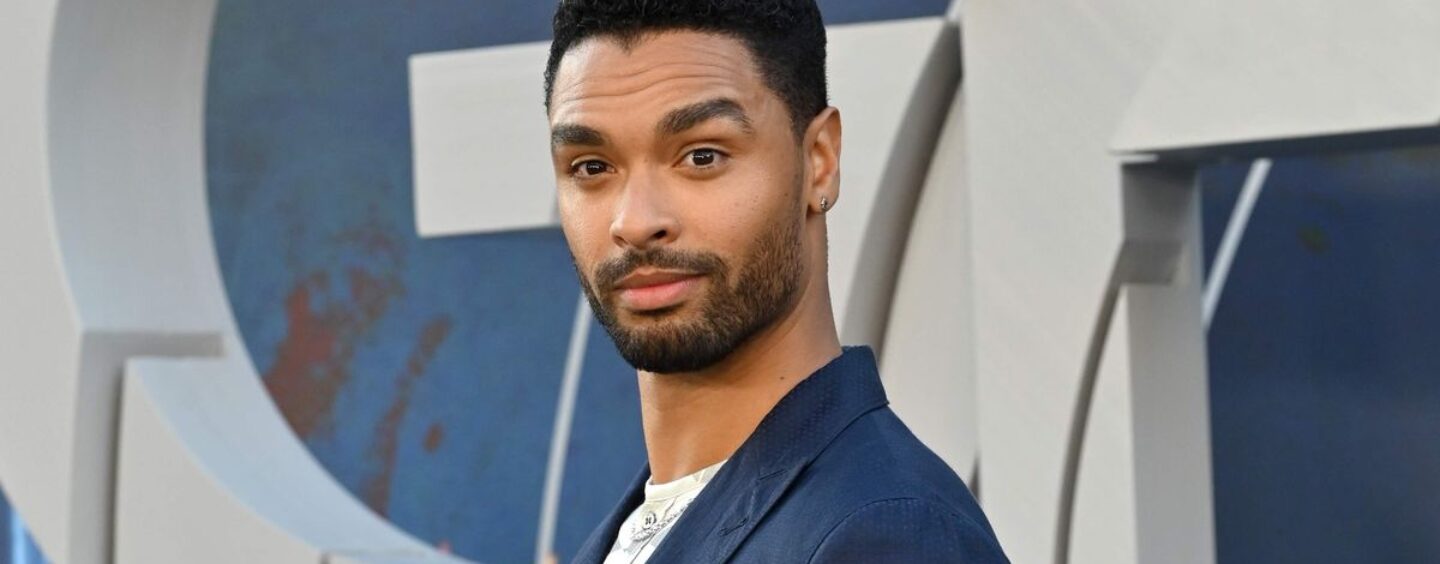 Regé-Jean Page se déshabille et fléchit son sexy pack de six dans une nouvelle comédie romantique