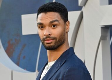 Regé-Jean Page se déshabille et fléchit son sexy pack de six dans une nouvelle comédie romantique
