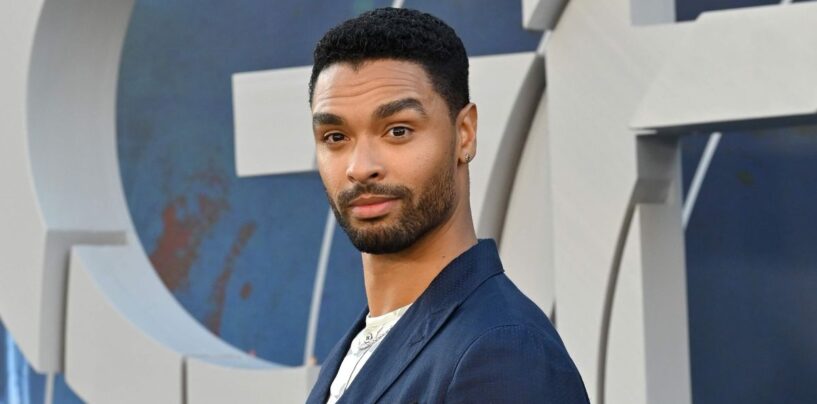 Regé-Jean Page se déshabille et fléchit son sexy pack de six dans une nouvelle comédie romantique