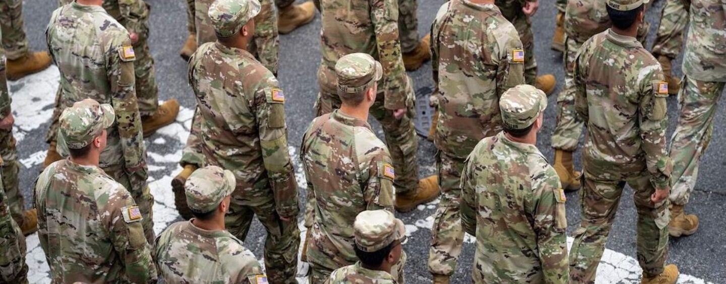 Un membre de la Garde nationale trans poursuit l'administrateur de Trump pour interdiction de toilettes