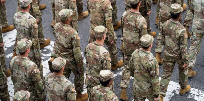 Un membre de la Garde nationale trans poursuit l'administrateur de Trump pour interdiction de toilettes