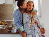 Qu’est-ce que le frottage ? Des experts en sexe LGBTQ+ expliquent l'activité saphique sexy