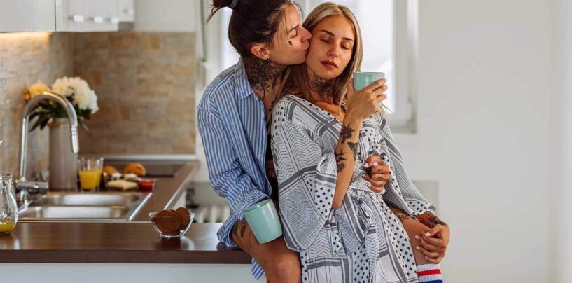 Qu’est-ce que le frottage ? Des experts en sexe LGBTQ+ expliquent l'activité saphique sexy