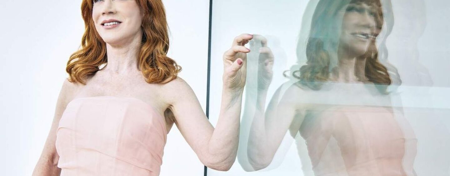 Kathy Griffin dit au public d'Out100 : « Devenez aussi engagé politiquement que possible »