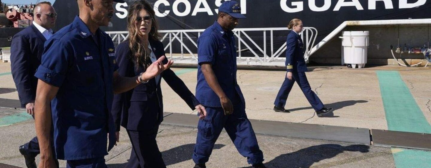 La Garde côtière américaine fait marche arrière sur l'acceptabilité des croix gammées et des nœuds coulants « potentiellement source de division »