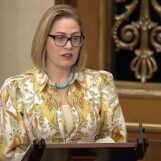 Où est maintenant l’ancienne sénatrice bi-américaine Kyrsten Sinema ?