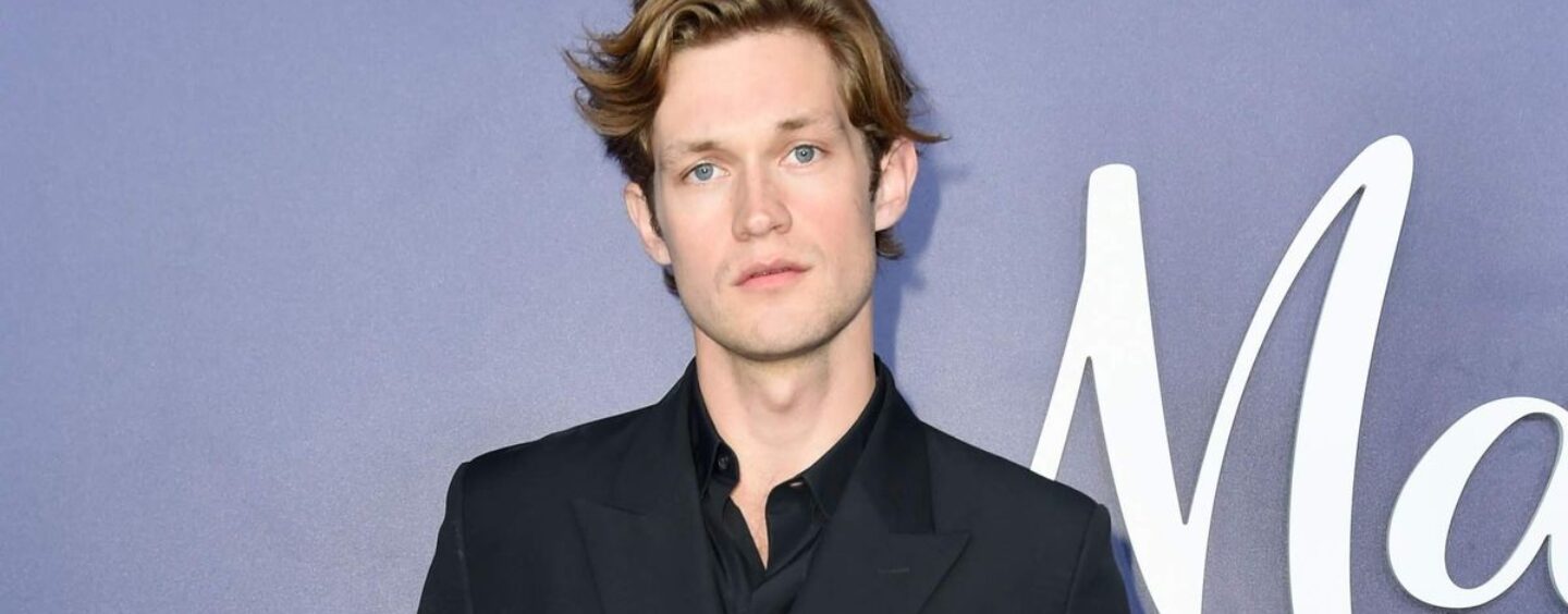 Les photos sexy de Damian Hardung torse nu sur un lit deviennent virales et les gays sont obsédés