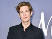 Les photos sexy de Damian Hardung torse nu sur un lit deviennent virales et les gays sont obsédés