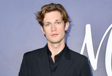 Les photos sexy de Damian Hardung torse nu sur un lit deviennent virales et les gays sont obsédés