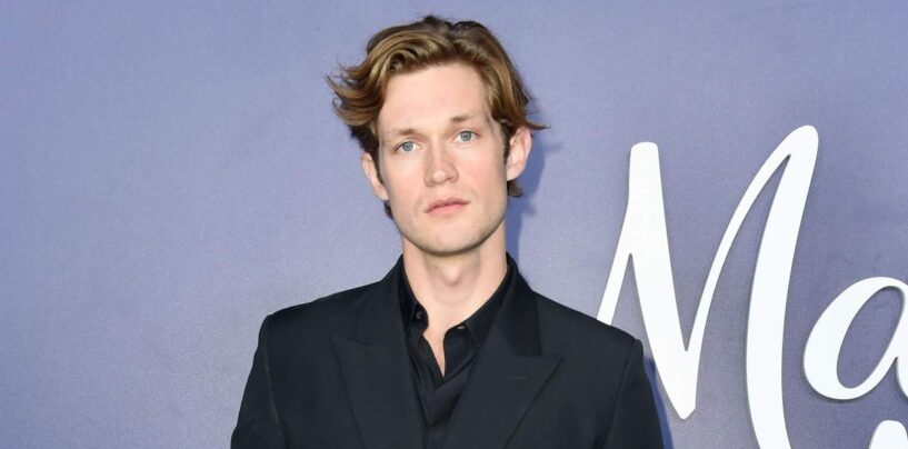 Les photos sexy de Damian Hardung torse nu sur un lit deviennent virales et les gays sont obsédés