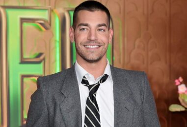 Matt Rogers se déshabille et porte un slip blanc moulant et les gays deviennent sauvages