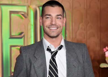 Matt Rogers se déshabille et porte un slip blanc moulant et les gays deviennent sauvages