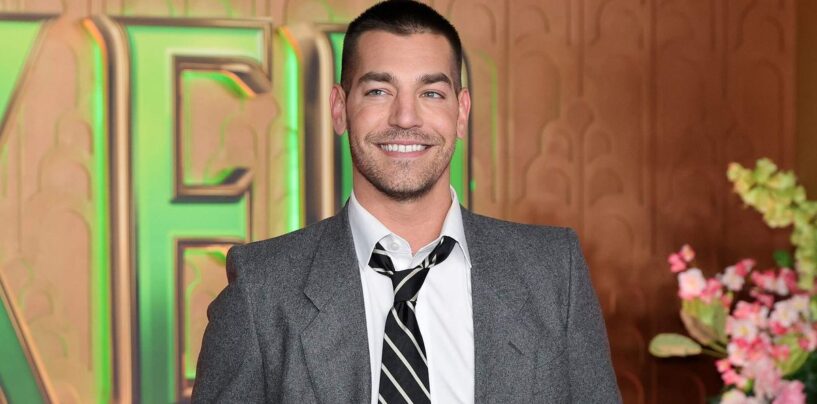 Matt Rogers se déshabille et porte un slip blanc moulant et les gays deviennent sauvages