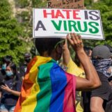 Les démocrates et les groupes de défense des droits accusent le ministère de la Justice de Trump d'ignorer les crimes haineux