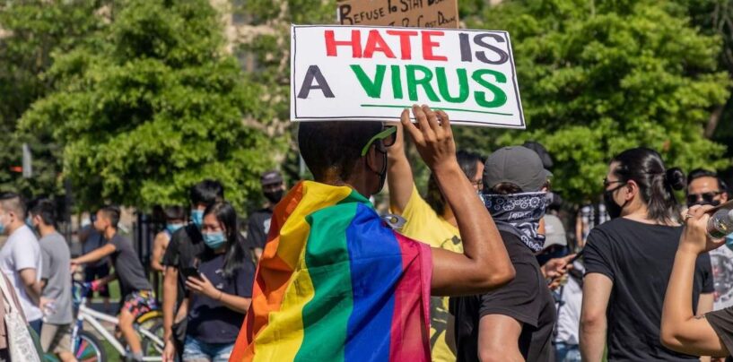 Les démocrates et les groupes de défense des droits accusent le ministère de la Justice de Trump d'ignorer les crimes haineux