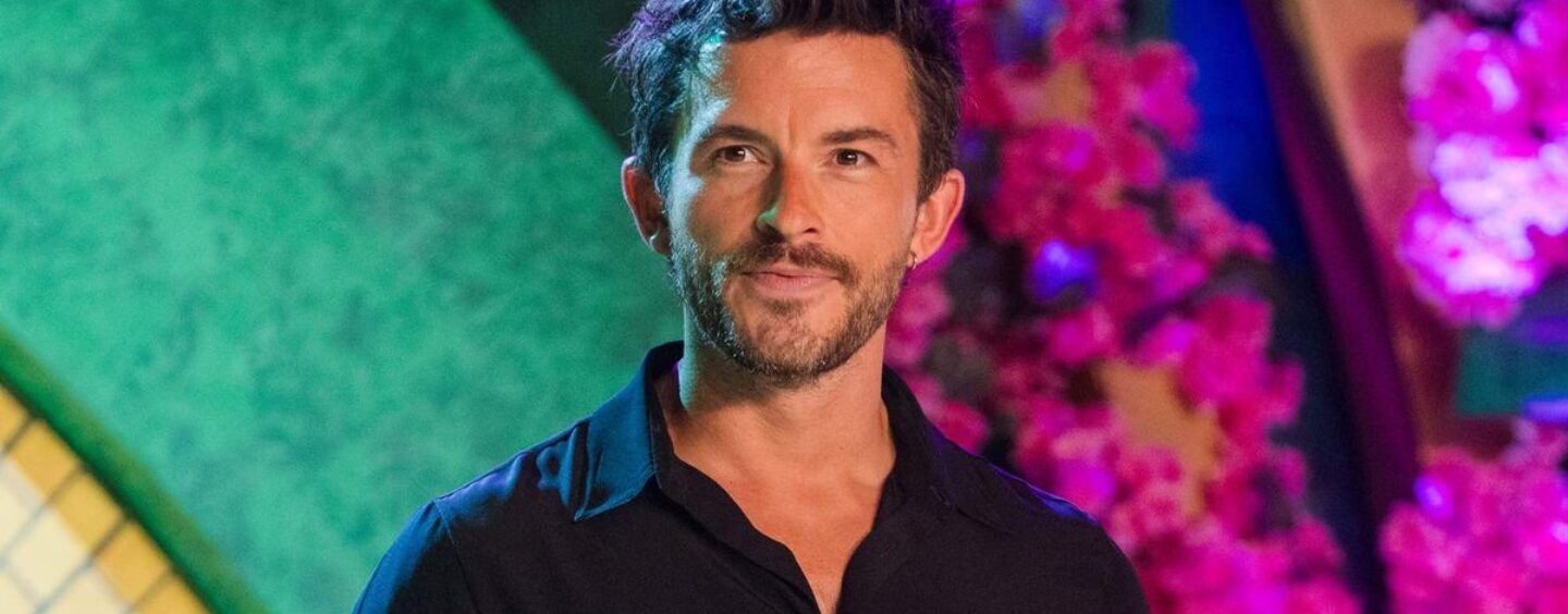 Jonathan Bailey fléchit ses muscles sexy dans un clip viral et les gays bave