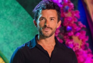 Jonathan Bailey fléchit ses muscles sexy dans un clip viral et les gays bave