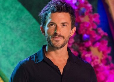 Jonathan Bailey fléchit ses muscles sexy dans un clip viral et les gays bave