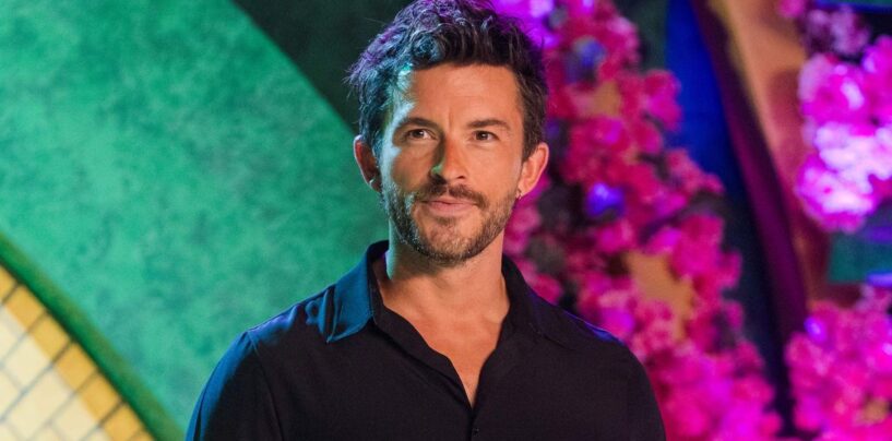 Jonathan Bailey fléchit ses muscles sexy dans un clip viral et les gays bave