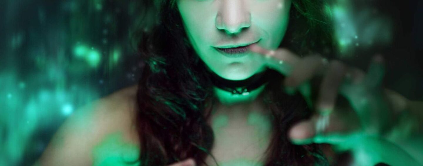 4 façons d'améliorer vos relations queer et votre vie amoureuse grâce à la sorcellerie