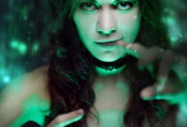 4 façons d'améliorer vos relations queer et votre vie amoureuse grâce à la sorcellerie