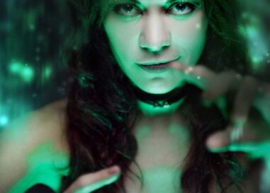 4 façons d'améliorer vos relations queer et votre vie amoureuse grâce à la sorcellerie