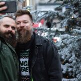 La saison des menottes est arrivée, mais les personnes LGBTQ+ participent-elles réellement ? Les experts interviennent