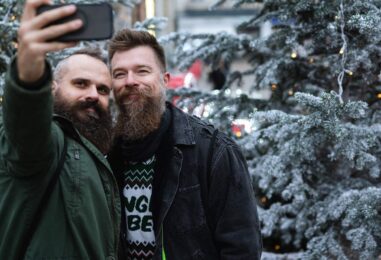 La saison des menottes est arrivée, mais les personnes LGBTQ+ participent-elles réellement ? Les experts interviennent