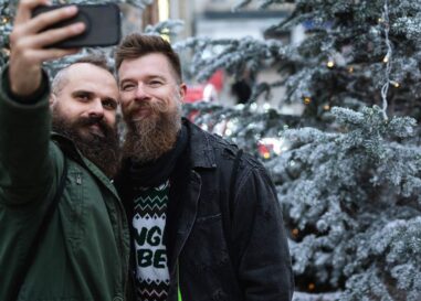 La saison des menottes est arrivée, mais les personnes LGBTQ+ participent-elles réellement ? Les experts interviennent