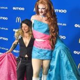 L’énorme drapeau de la fierté trans du parc national devient un moment sur le tapis rouge à Out100