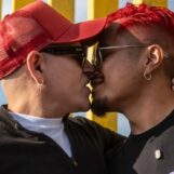 Des hommes séropositifs organisent une manifestation « Kiss-In » à la frontière entre les États-Unis et le Mexique (en photos)