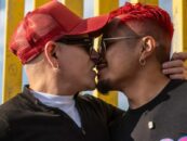 Des hommes séropositifs organisent une manifestation « Kiss-In » à la frontière entre les États-Unis et le Mexique (en photos)