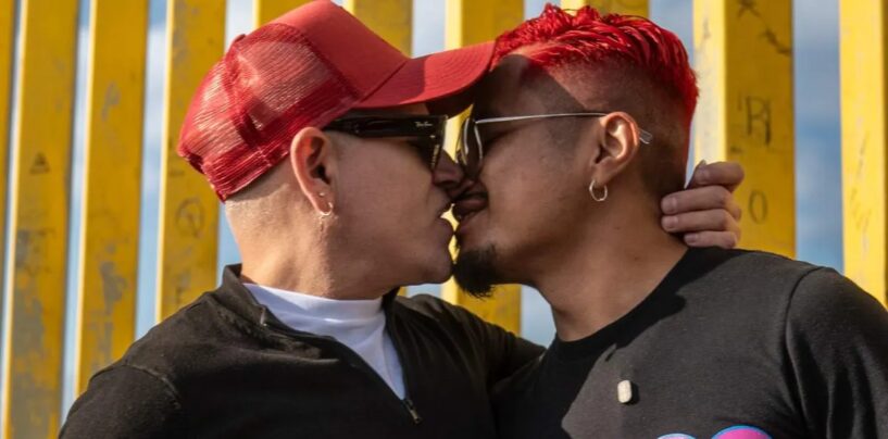 Des hommes séropositifs organisent une manifestation « Kiss-In » à la frontière entre les États-Unis et le Mexique (en photos)