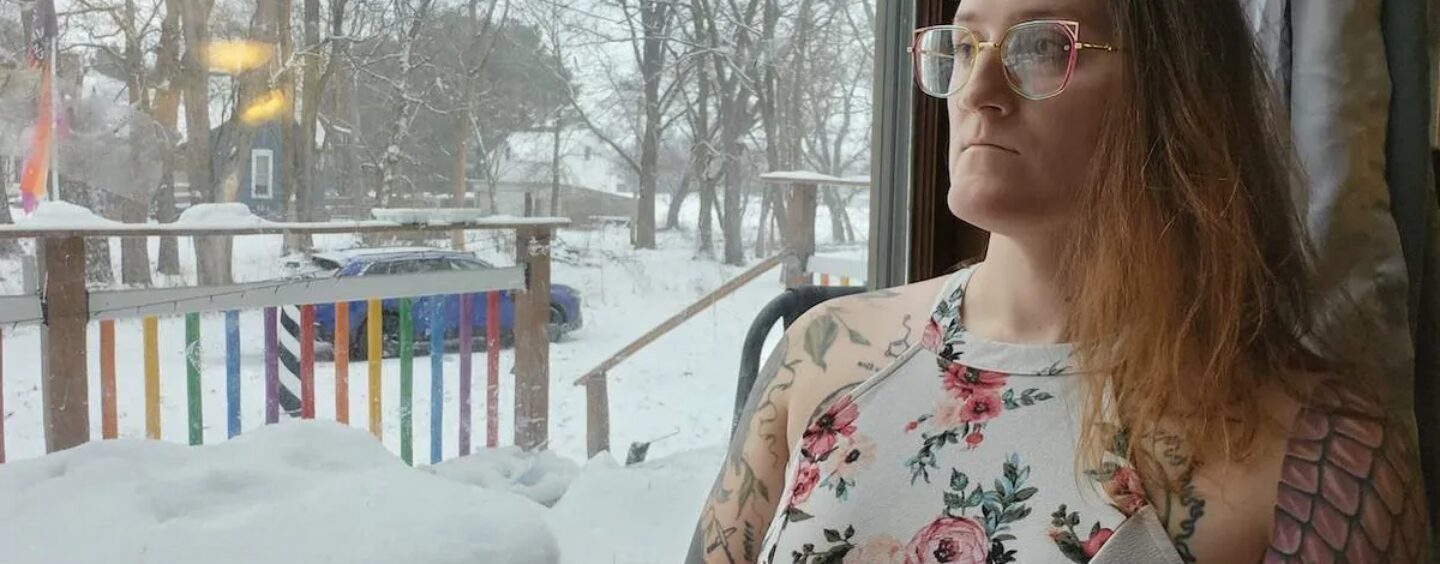 Un employé de la Garde nationale trans de l'Illinois poursuit Trump pour interdiction des toilettes