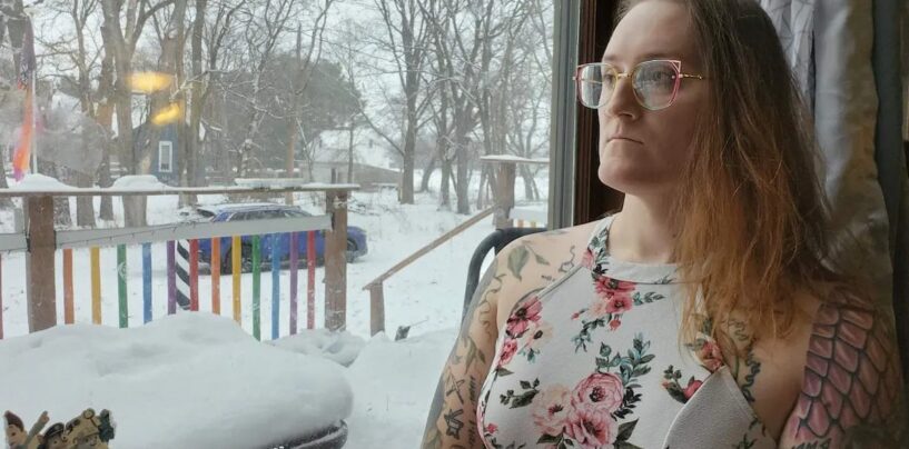 Un employé de la Garde nationale trans de l'Illinois poursuit Trump pour interdiction des toilettes